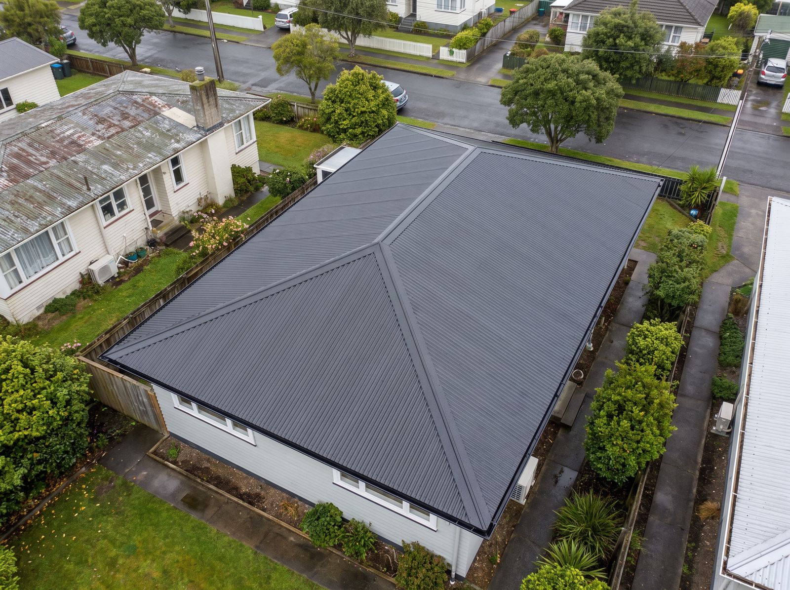 New charcoal COLORSTEEL roof on an Auckland home